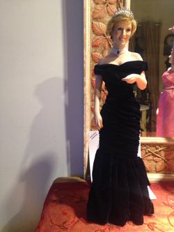 Franklin Heirloom Dolls Collection, Princess Diana, Jackie Kennedy, Marilyn Monroe, Princess Kate. $100.00 each. $400.00 total.