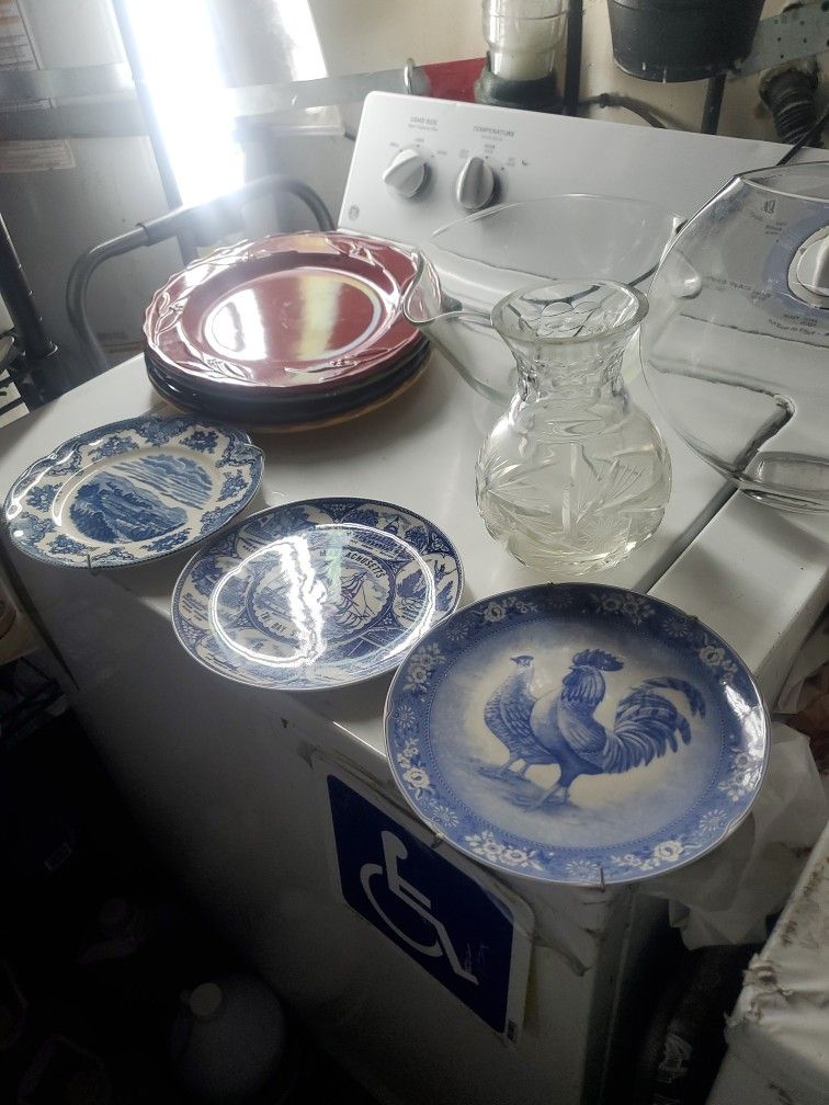 Collector Plates .4 Signature 11inch Dinner Plates. And The Glass Vase All For $20