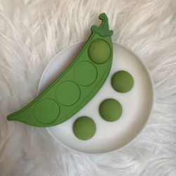 Cute & funky pea pod & practical magnet set