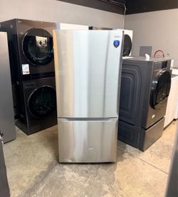 🔥 Midea 18.7-cu ft Standard-Depth 30-in Wide Bottom-Freezer Refrigerator🔥