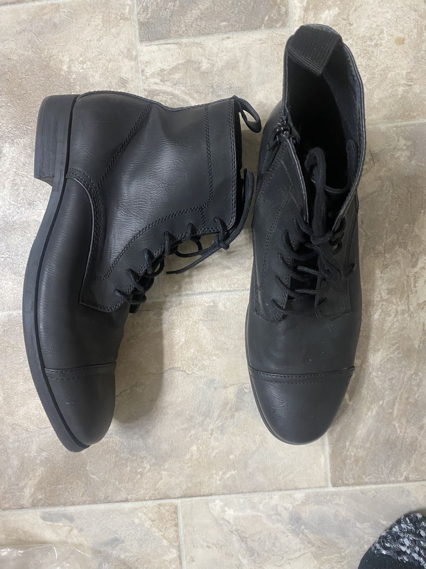 Men's Black Leather Boots in Excellent Condition! -Size 10.5