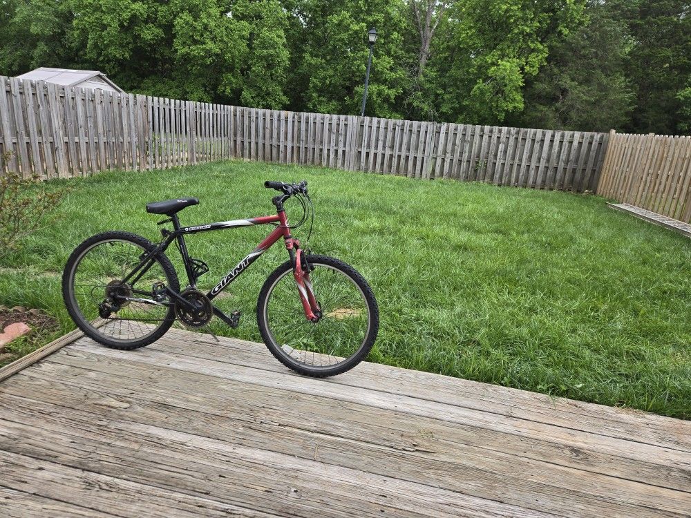 26” Mountain Bike, Giant Boulder, Frame Size 19 Good Condición Text