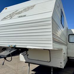 1998 skyline Layton 29ft fifth wheel with large slide out must see