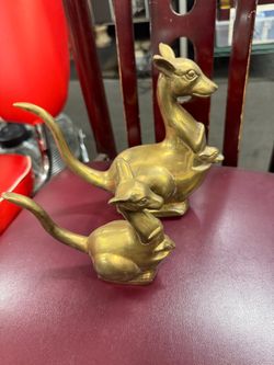 Vintage kangaroo figurines duo