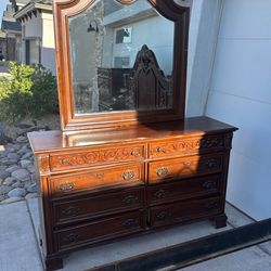 🎁Beautiful Dresser with  8 drawer- carved wood- mirror included - Brown color 52.5” x 18” x 36”🎁