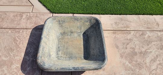 Concrete mixing bin