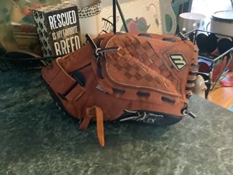 Mizuno Power Close baseball glove like new size 11.5”, correctly broken in Adjustable wrist for correct fit. Comes with 2 baseballs Plainfield, Illino