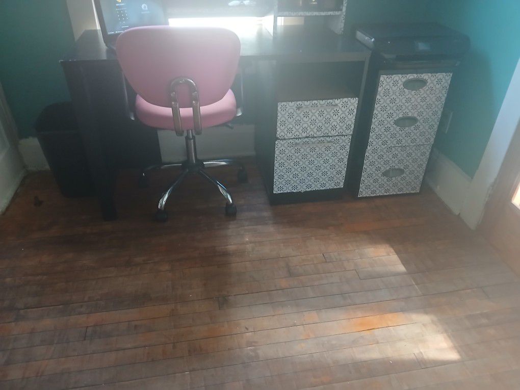 Desk W,/ Chair & Filing Cabinet 