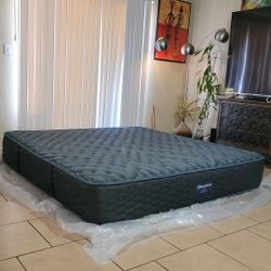BRAND NEW KING SIZE BEAUTYREST 100 ANIVERSARY FOR SALE! IN EXCELLENT CONDITION, FREE DELIVERY 