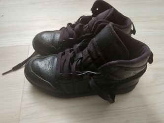 Kids Nike Air Jordan 1 Mid "Triple Black" – Size 1Y (EUR 32/US 13.5)
