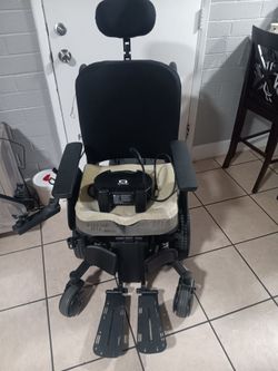 PLEASE  READ, MAKE ME A REASONABLE OFFER FOR A Quantum ELECTRIC Wheelchair, NO LOW BALLERS