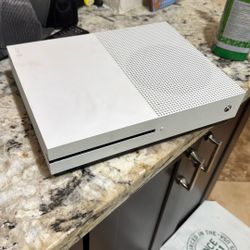 Xbox One s No Cables. 