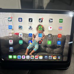 iPad 10th Gen 256gb With With Tik Tok Minor  Cracked Across Screen But Doesn’t Affect 