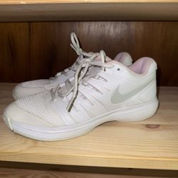 Woman Nikes Size 8 