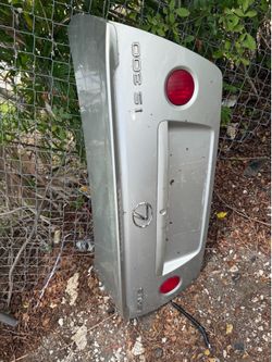 Lexus is300 trunk