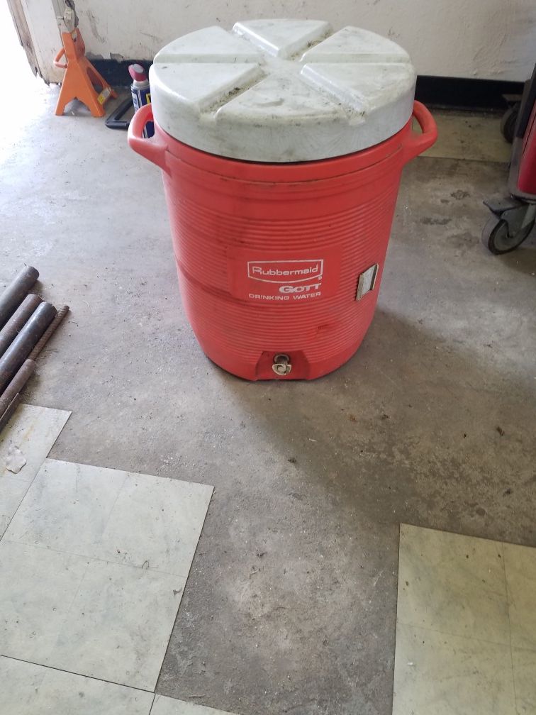 Rubbermaid Drinking Cooler