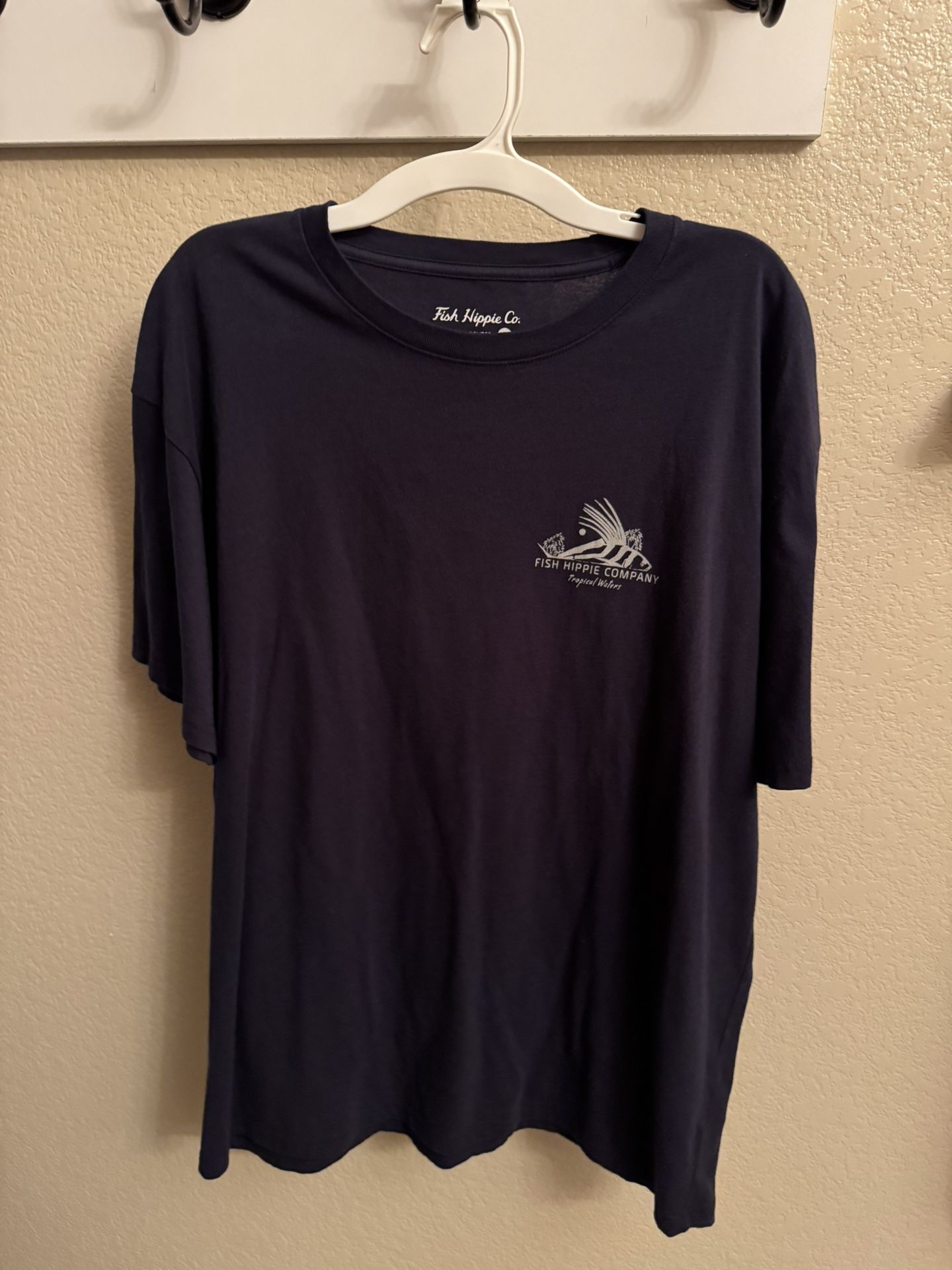 Fish Hippie Company Men's Large tee shirt