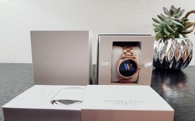 Hermoso smartwatch Michael Kors Rose Gold precio original $350+ tax yo lo tengo en $200 es nuevo y original