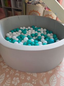 Playtopia Foam Ball Pit with 250 Balls – Like New / Piscina de Pelotas Playtopia con 250 Pelotas – Como Nueva