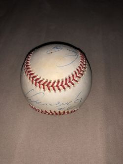 Está firmada por Liván Hernández 🇨🇺 y Edgar Rentería 🇪🇨