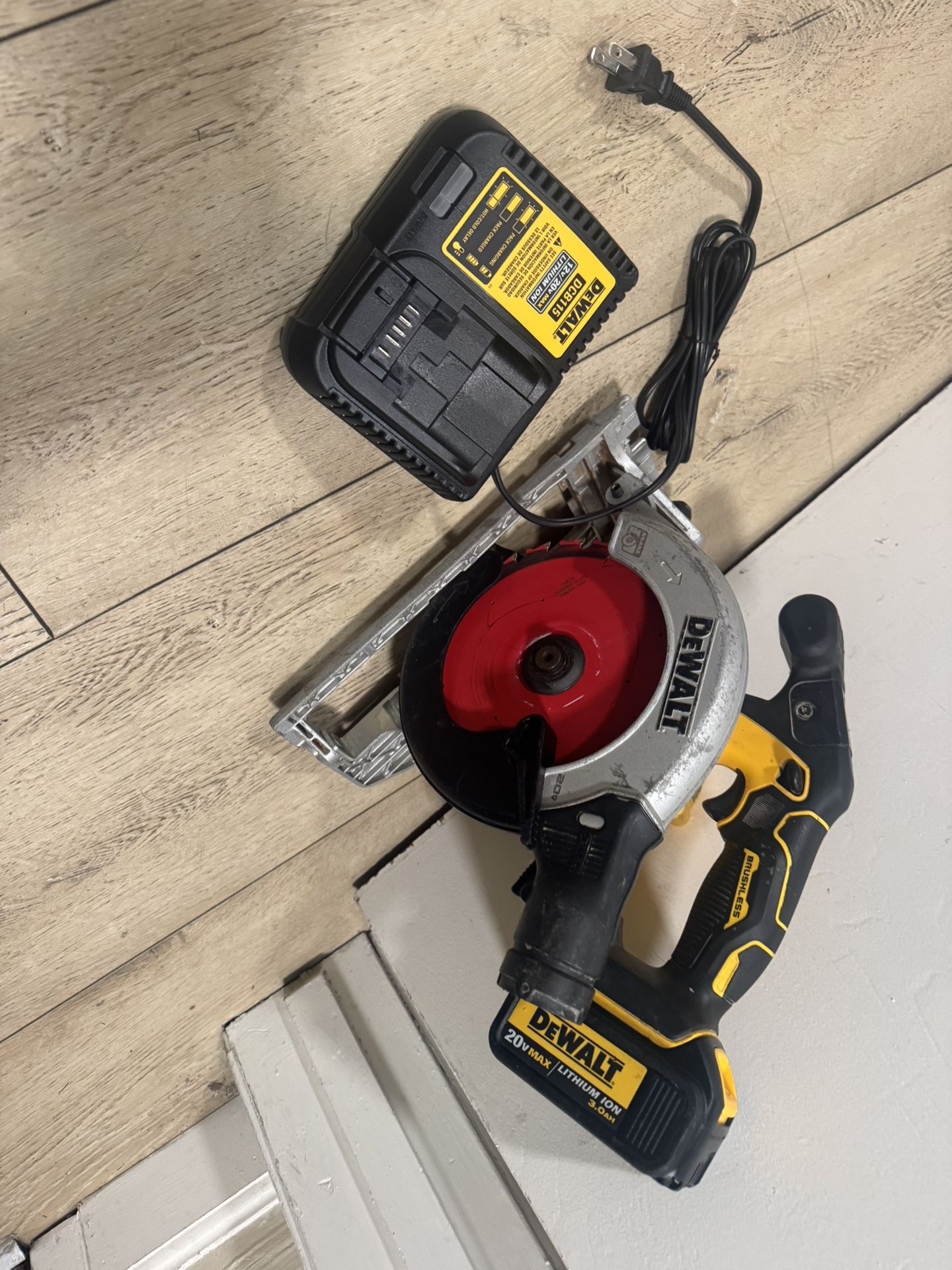 Skilsaw Con BaterĂa Y Cargador