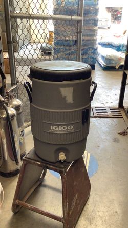 IGLOO COOLER WITH RACK STRAP