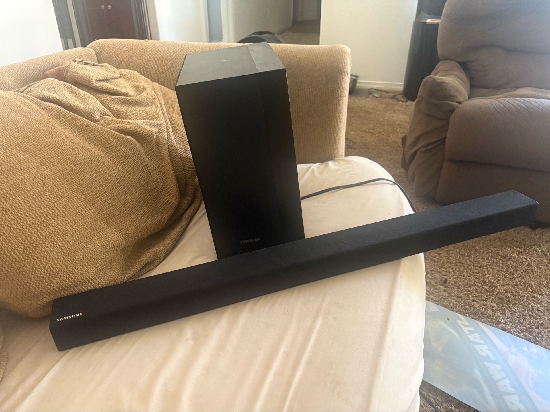 Samsung 2.1 channel soundbar and wireless subwoofer