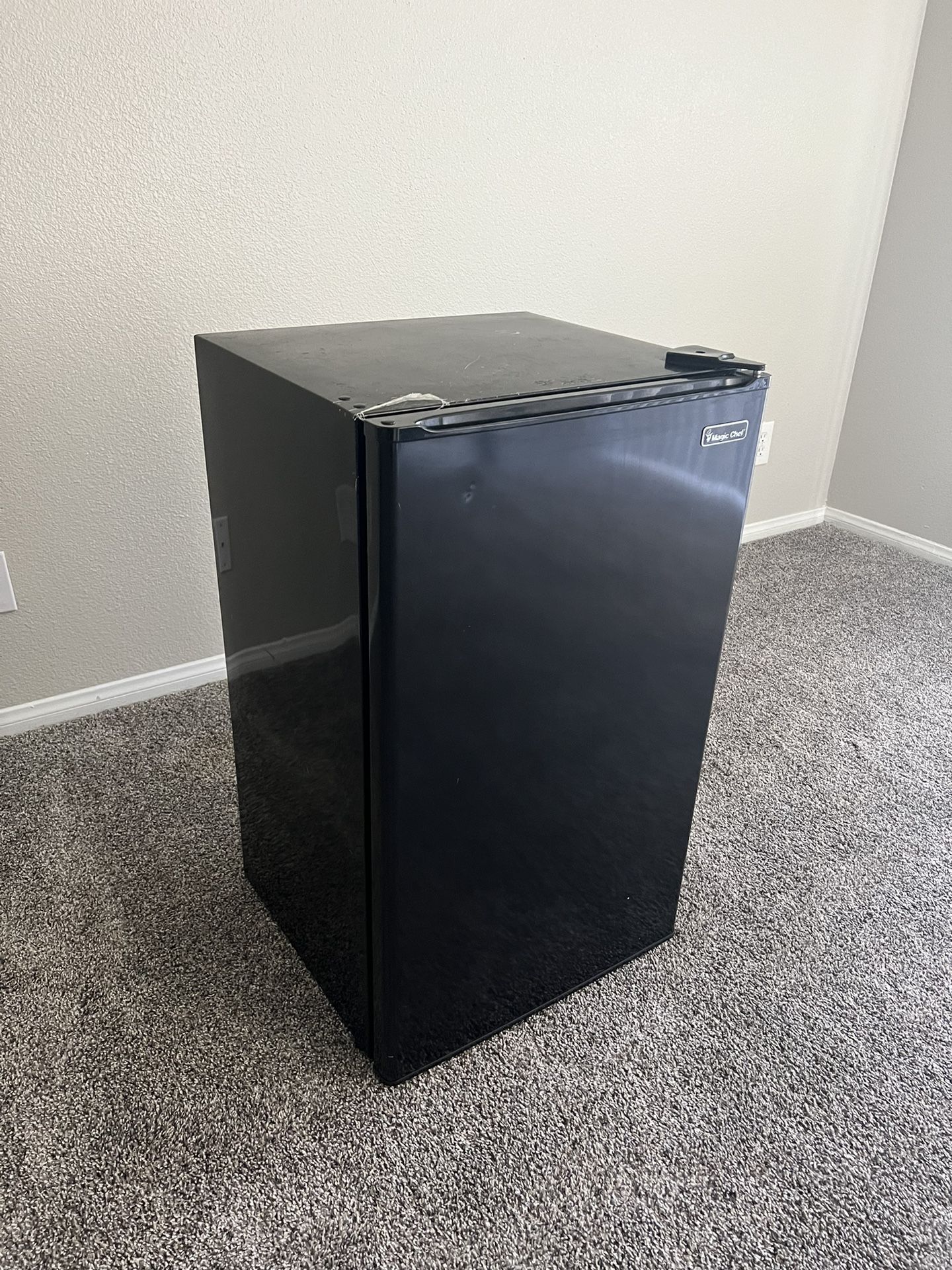 Mini Fridge (Magic Chef)