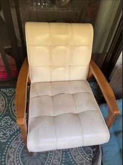 Nice Leather Chair! 23x30x26”