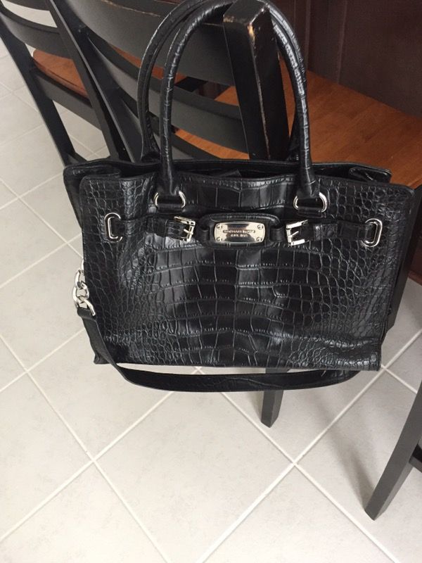 Mk purse it's in a good condition