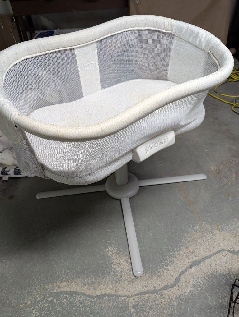 Halo Swivel Sleeper Bassinet
