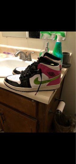 Air Jordan 1 Mid SE’ Cyber Active Fuchsia