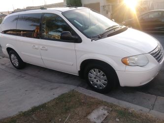 2007 chrysler town& country lx clean title