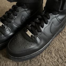 High Top Black Air Force’s Size 13 Men