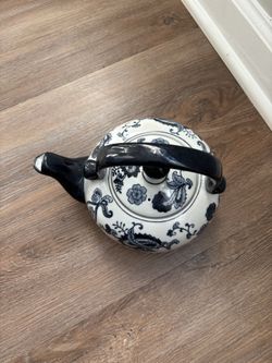 Ceramic teapot