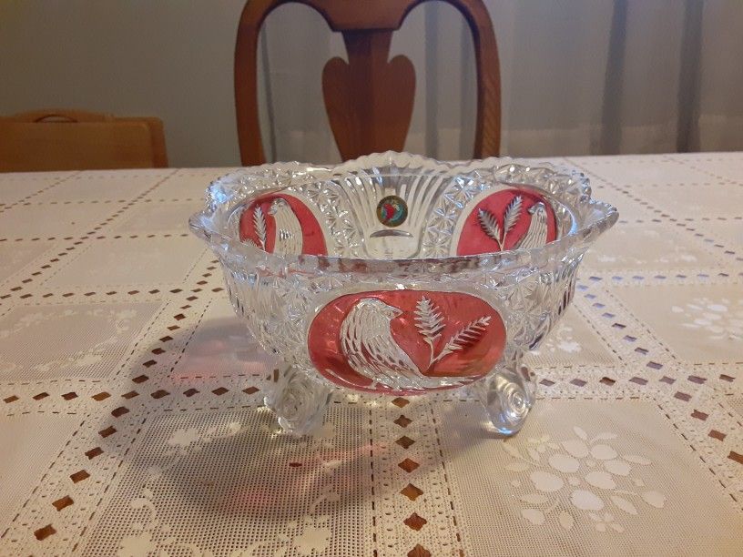  GORGEOUS LOOKING CRYSTAL GLASS  BOWL WITH  RED AND  BRIDS4 INCHES TALL AND 7,5 INCHES WIDE AT TOP  BEAUTIFUL 