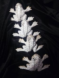 VintageSet of 4 Frog Shaped Metal Napkin Rings White Gold Polka Dot. Cast Iron