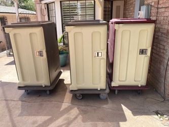3 Insulated food pan/tray holders