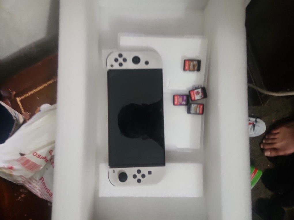 Nintendo Switch Ole Broken  Joysti K And 5 Games Plus 4 Installed Games