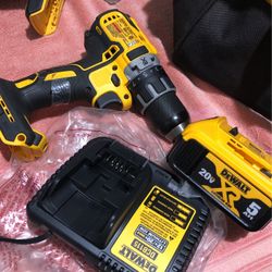  DEWALT 20-Volt MAX XR Cordless Brushless 1/2 in. Drill/Driver with (1) 20-Volt 5.0Ah Battery, Charger & Bag.brand  New (Nuevo )