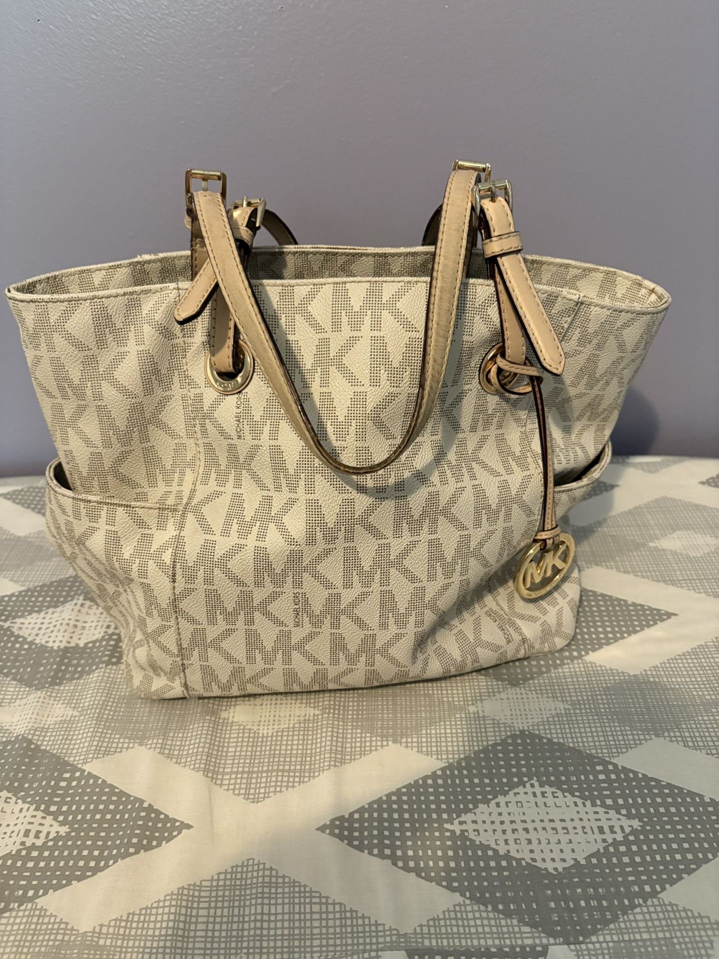 Woman’s Michael Kors tote bag For Sale