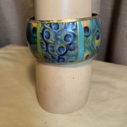 Brass Tone And Peacock Feathers Pattern Bangle Bracelet