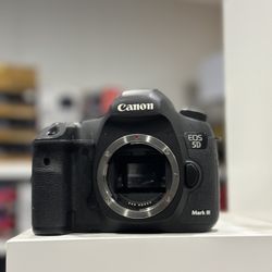 Canon 5d Mark III Body Only (lens Sold Separately) 24-105mm f/4 