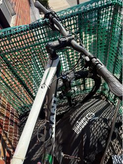 Giant carbon Mountain Bike 27.5in Black/Green/White Front Suspension Disc Brakes