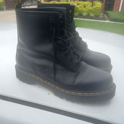Like New Condition ,,, Dr Martens Boots 11 ( NW Houston)