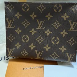 Louis Vuitton Toiletry 19 (authentic)