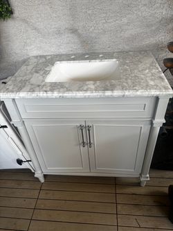 Aberdeen 36 in. Single Sink Freestanding White Bath Vanity with Carrara Marble Top (Assembled)