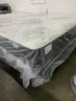 14 inch thick queen mattress new in the plastic