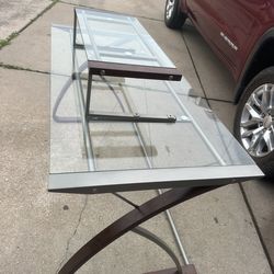 Mesa de vidrio y mini mesa está como nueva