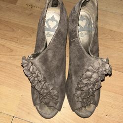 Fergalicious Montage Bootie Heels Shoes 9 Gray Faux Suede Zipper Ruffle